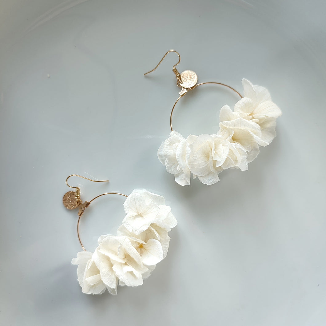 Boucles d'oreilles blanches fleurs stabilisées