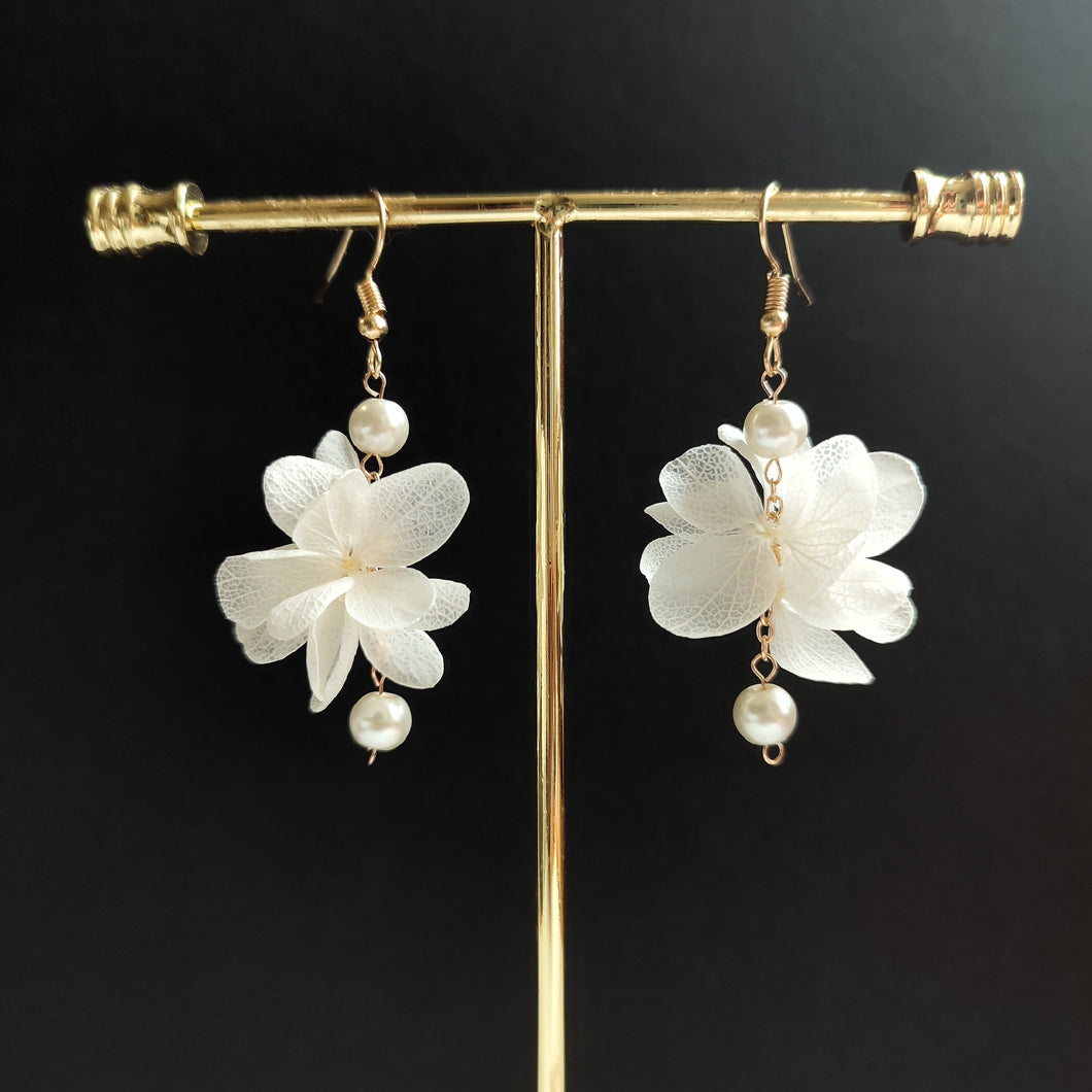 Boucles d'oreilles blanches de mariage