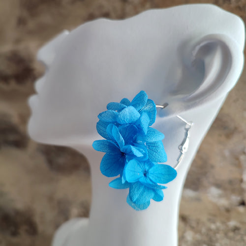 boucles d'oreilles créoles en fleurs bleues, fabriquées à la main avec des fleurs stabilisées, parfaites pour ajouter une touche élégante et vibrante à n'importe quelle tenue