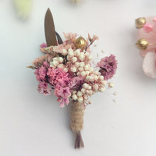 Charger l&#39;image dans la galerie, Boutonnière florale rose pastel avec des fleurs séchées et des feuilles marron.Boutonnière florale rose pastel avec des fleurs séchées et des feuilles marron.
