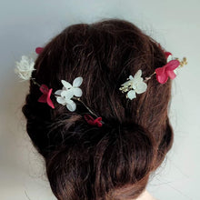 Charger l&#39;image dans la galerie, Détail de la couronne en fleurs stabilisées montrant les hortensias fuchsia et blancs, tressés dans des cheveux bruns.
