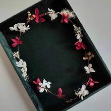Charger l&#39;image dans la galerie, Couronne en fleurs éternelles composée d&#39;hortensias fuchsia et blancs, disposée dans un écrin noir.
