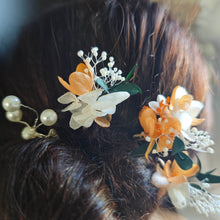 Charger l&#39;image dans la galerie, Accessoires de coiffure floraux pour mariage bohème, avec feuillage d’eucalyptus vert et fleurs naturelles
