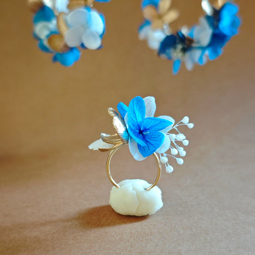 Bague en fleurs séchées bleues, blanches et dorées de la collection Léonie