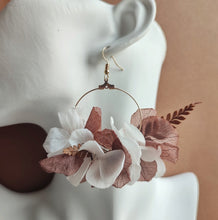 Charger l&#39;image dans la galerie, Accessoire de mariage en fleurs séchées, boucle d&#39;oreille à cerceau avec feuilles brunes.
