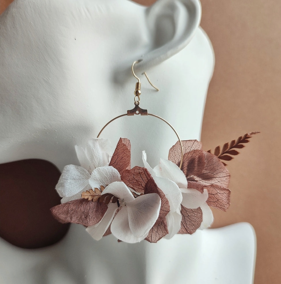 Accessoire de mariage en fleurs séchées, boucle d'oreille à cerceau avec feuilles brunes.