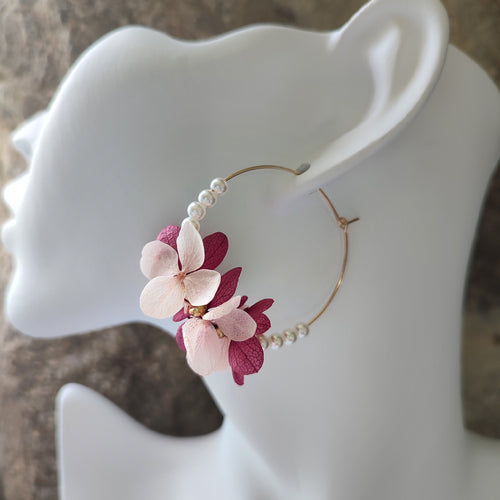 Boucles d'oreilles élégantes en fleurs éternelles et perles imitation, présentant des hortensias fuchsia et rose pâle. Taille : 4 cm