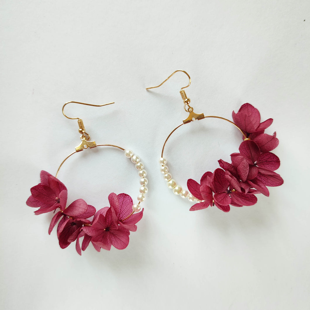 boucles d'oreilles en fleurs stablisees et sechees fuschia