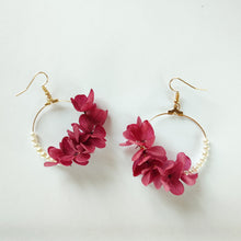 Charger l&#39;image dans la galerie, boucles d&#39;oreilles de mariee en horstensia ablisees et sechees fuschia et  en perles
