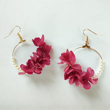 Charger l&#39;image dans la galerie, boucles d&#39;oreilles de mariee en horstensia ablisees et sechees fuschia et  en perles
