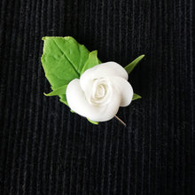 Charger l&#39;image dans la galerie, Boutonniere de fleur blanche rose
