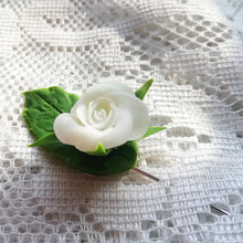 Charger l&#39;image dans la galerie, Boutonniere de fleur blanche rose
