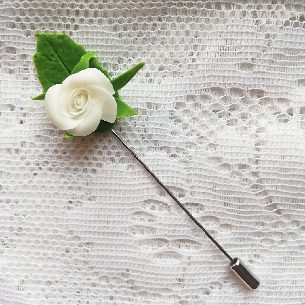 Boutonniere de fleur blanche rose