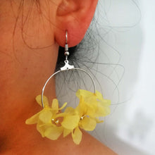 Charger l&#39;image dans la galerie, Boucle d&#39;oreilles fleurs stabilisées jaune
