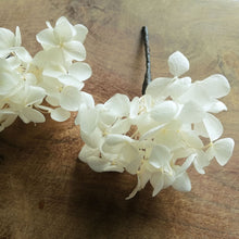 Charger l&#39;image dans la galerie, Pic en fleurs naturelles d&#39;hortensia,  Pin de fleur, épingle à cheveux fleurs stabilisées, Épinglette de fleurs blanches séchées mariage
