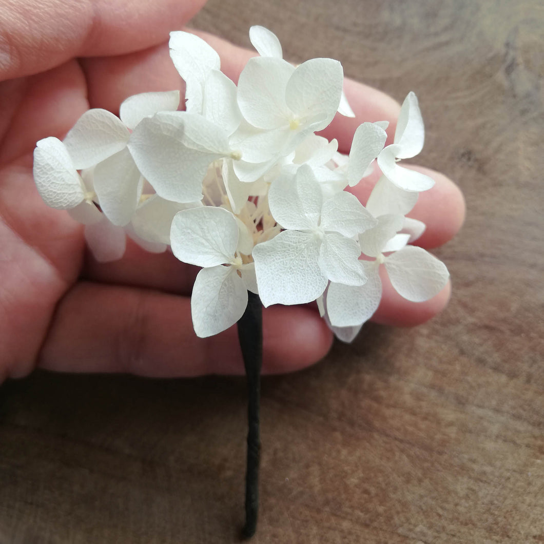Pic en fleurs naturelles d'hortensia,  Pin de fleur, épingle à cheveux fleurs stabilisées, Épinglette de fleurs blanches séchées mariage