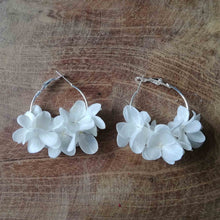 Charger l&#39;image dans la galerie, Boucles d’oreilles blanc en fleurs stabilisées

