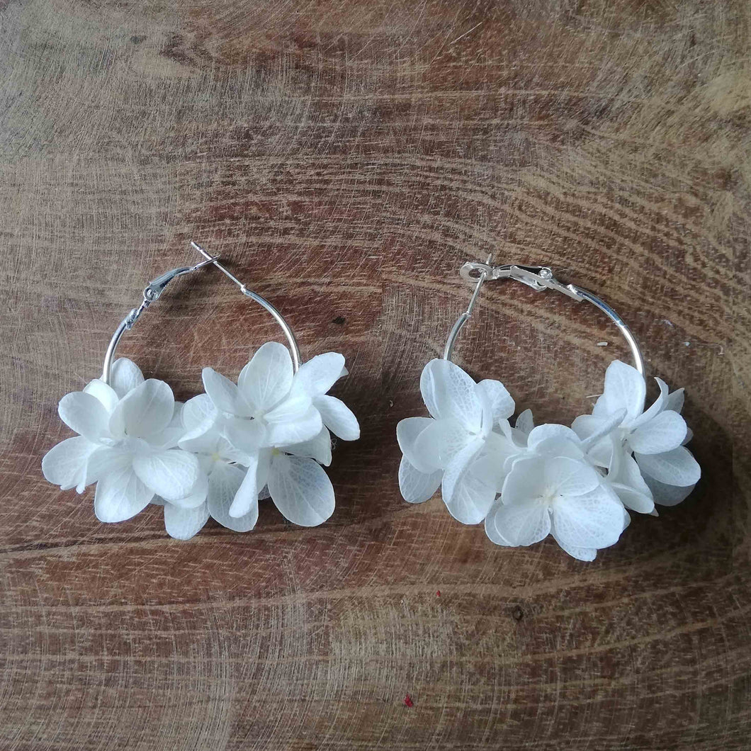 Boucles d’oreilles blanc en fleurs stabilisées