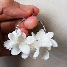 Charger l&#39;image dans la galerie, Boucles d’oreilles blanc en fleurs stabilisées
