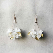Charger l&#39;image dans la galerie, Boucle d&#39;oreilles blanc en fleurs séchées
