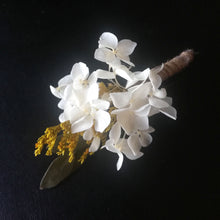 Charger l&#39;image dans la galerie, Boutonnière en fleurs naturelles d&#39;hortensia stabilisé
