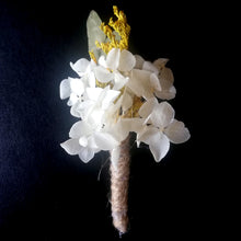 Charger l&#39;image dans la galerie, Boutonnière en fleurs naturelles d&#39;hortensia stabilisé
