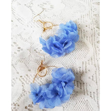 Charger l&#39;image dans la galerie, Boucle d&#39;oreilles bleu fleurs stabilisées Hortensia
