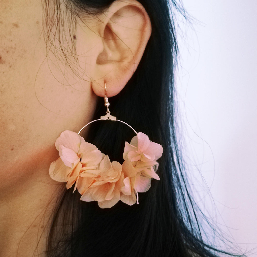 Boucle d'oreilles rose saumon fleurs stabilisées