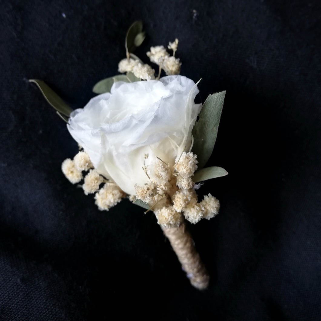 Boutonnière blanc en fleurs naturelles d'hortensia stabilisé, gypsophile naturel