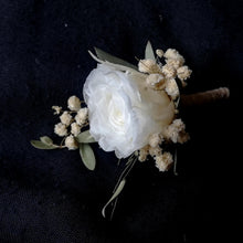 Charger l&#39;image dans la galerie, Boutonnière blanc en fleurs naturelles d&#39;hortensia stabilisé, gypsophile naturel
