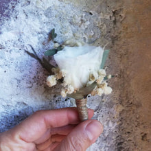 Charger l&#39;image dans la galerie, Boutonnière blanc en fleurs naturelles d&#39;hortensia stabilisé, gypsophile naturel

