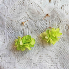 Charger l&#39;image dans la galerie, Boucle d&#39;oreilles vert et jaune clair en fleurs séchées
