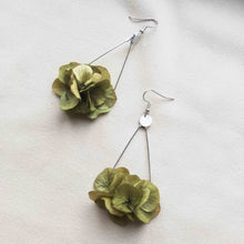 Charger l&#39;image dans la galerie, Boucle d&#39;oreilles vert foncé en fleurs séchées
