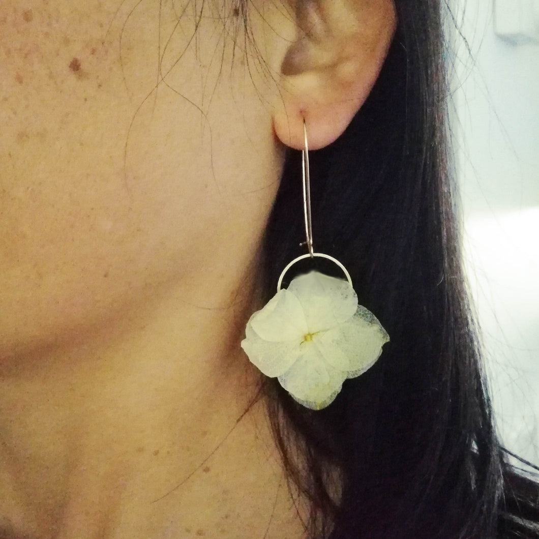 Boucle d'oreilles jaune en fleurs séchées