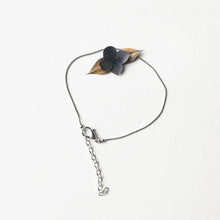 Charger l&#39;image dans la galerie, Bracelet en fleurs noir stabilisées
