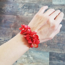 Charger l&#39;image dans la galerie, Bracelet en fleurs rouge stabilisées
