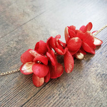 Charger l&#39;image dans la galerie, Bracelet en fleurs rouge stabilisées

