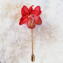 Charger l&#39;image dans la galerie, Boutonnière en fleurs naturelles d&#39;hortensia rouge stabilisé
