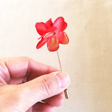 Charger l&#39;image dans la galerie, Boutonnière en fleurs naturelles d&#39;hortensia rouge stabilisé
