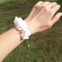 Charger l&#39;image dans la galerie, Bracelet de mariage en fleur stabilisées , bijoux en fleurs séchées
