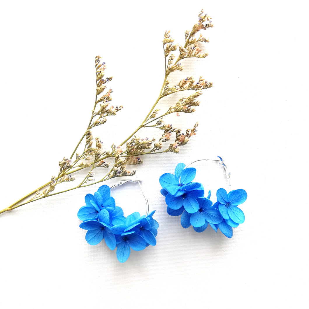 Boucles d’oreilles bleues en fleurs stabilisées