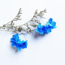 Charger l&#39;image dans la galerie, Boucles d’oreilles bleues en fleurs stabilisées
