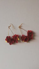Charger et lire la vidéo dans la visionneuse de la Galerie, Boucles d&#39;oreilles rouge en fleurs séchées
