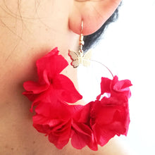Charger l&#39;image dans la galerie, Boucles d&#39;oreilles de mariage avec fleurs rouge stabilisées et séchée
