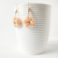 Charger l&#39;image dans la galerie, boucles d&#39;oreilles fleurs  rose saumon au crochet
