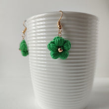 Charger l&#39;image dans la galerie, boucles d&#39;oreilles fleurs vert au crochet
