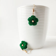 Charger l&#39;image dans la galerie, boucles d&#39;oreilles fleurs vert au crochet
