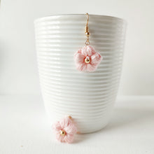 Charger l&#39;image dans la galerie, boucles d&#39;oreilles fleurs rose au crochet
