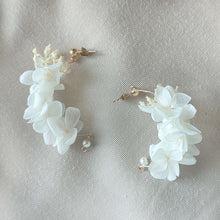 Charger l&#39;image dans la galerie, Boucles d&#39;oreilles en fleurs stabilisées blanc
