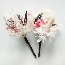 Charger l&#39;image dans la galerie, Épingle de mariage avec fleurs stabilisées et séchée
